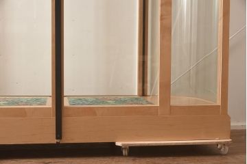中古　カバ材　特大サイズ　吊りタイプ　アクセントがおしゃれな日本製のガラスケース(ショーケース、陳列棚、飾り棚、コレクションケース、店舗什器)(R-042150)