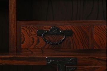 中古　伝統民芸　岩谷堂箪笥　菊幸　凛とした佇まいが魅力の茶棚(中)(茶箪笥、食器棚、収納棚)(定価約65万円)(R-042152)