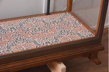 中古　イギリス製　真鍮枠　ガラス戸付き　シンプルなデザインのガラスケース(ショーケース、陳列棚、飾り棚、店舗什器)(R-042155)