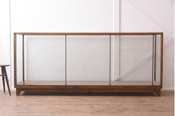 中古　特大サイズ　ワイド　柔らかな木の風合いが魅力のガラスケース(陳列棚、ショーケース、飾り棚)(R-042159)