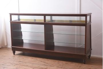 中古　脚付き　シックな雰囲気漂う木製ガラスケース(ショーケース、陳列棚、飾り棚)(R-042161)
