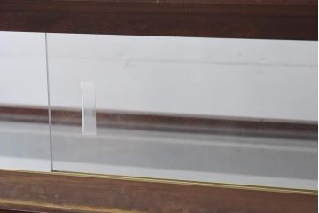 中古　脚付き　シックな雰囲気漂う木製ガラスケース(ショーケース、陳列棚、飾り棚)(R-042161)