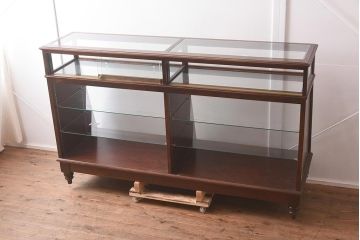 中古　脚付き　シックな雰囲気漂う木製ガラスケース(ショーケース、陳列棚、飾り棚)(R-042162)