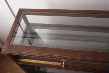 中古　脚付き　シックな雰囲気漂う木製ガラスケース(ショーケース、陳列棚、飾り棚)(R-042162)