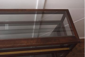 中古　脚付き　シックな雰囲気漂う木製ガラスケース(ショーケース、陳列棚、飾り棚)(R-042162)