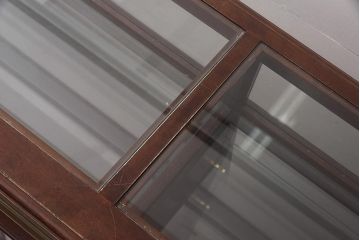 中古　脚付き　シックな雰囲気漂う木製ガラスケース(ショーケース、陳列棚、飾り棚)(R-042162)