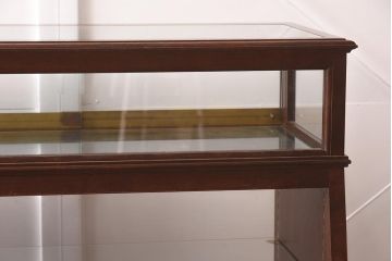 中古　脚付き　シックな雰囲気漂う木製ガラスケース(ショーケース、陳列棚、飾り棚)(R-042162)