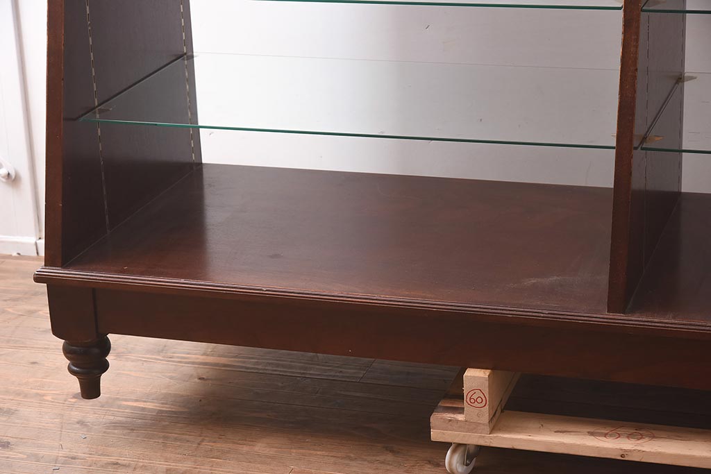 中古　脚付き　シックな雰囲気漂う木製ガラスケース(ショーケース、陳列棚、飾り棚)(R-042162)