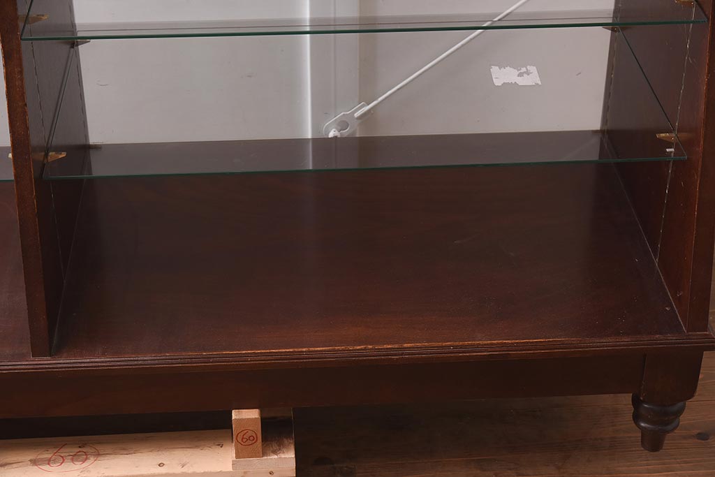 中古　脚付き　シックな雰囲気漂う木製ガラスケース(ショーケース、陳列棚、飾り棚)(R-042162)