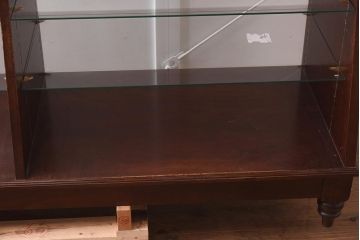 中古　脚付き　シックな雰囲気漂う木製ガラスケース(ショーケース、陳列棚、飾り棚)(R-042162)