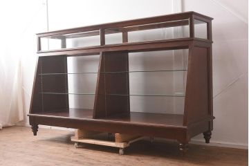 中古　脚付き　シックな雰囲気漂う木製ガラスケース(ショーケース、陳列棚、飾り棚)(R-042162)