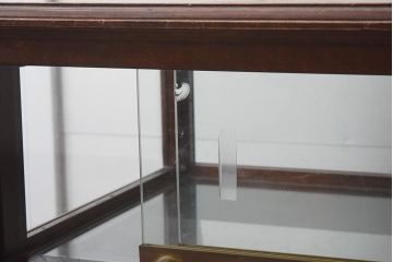 中古　脚付き　シックな雰囲気漂う木製ガラスケース(ショーケース、陳列棚、飾り棚)(R-042162)