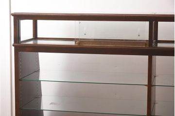 中古　脚付き　シックな雰囲気漂う木製ガラスケース(ショーケース、陳列棚、飾り棚)(R-042162)
