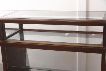 中古　脚付き　シックな雰囲気漂う木製ガラスケース(ショーケース、陳列棚、飾り棚)(R-042162)