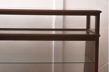 中古　脚付き　シックな雰囲気漂う木製ガラスケース(ショーケース、陳列棚、飾り棚)(R-042162)
