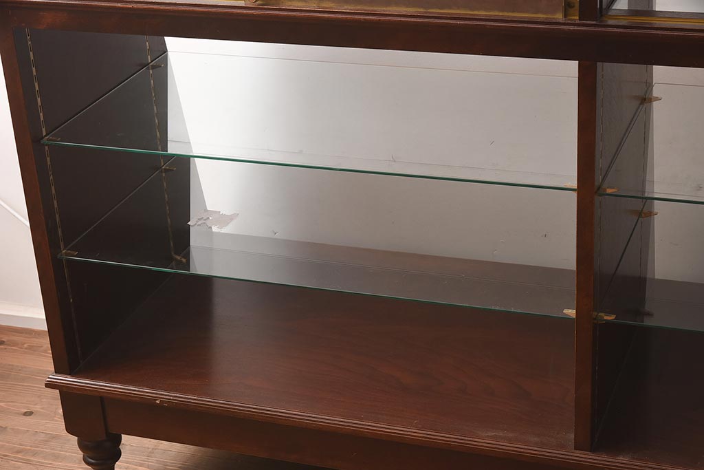 中古　脚付き　シックな雰囲気漂う木製ガラスケース(ショーケース、陳列棚、飾り棚)(R-042162)