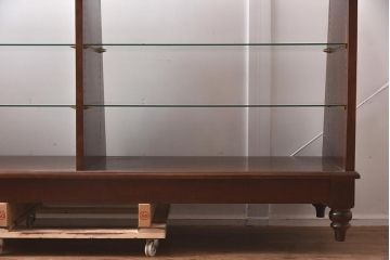 中古　脚付き　シックな雰囲気漂う木製ガラスケース(ショーケース、陳列棚、飾り棚)(R-042162)