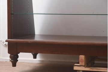 中古　脚付き　シックな雰囲気漂う木製ガラスケース(ショーケース、陳列棚、飾り棚)(R-042162)