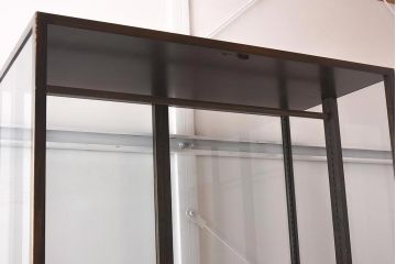 中古　吊りタイプ　シンプルでクラシカルなガラスケース(ショーケース、陳列棚、飾り棚、店舗什器)(R-042163)