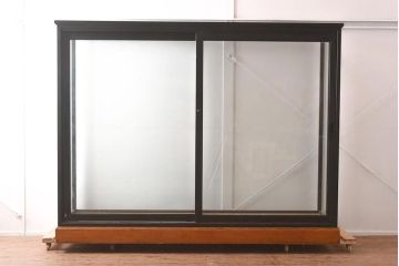 中古　5面ガラス　ウィリアム・モリス　特大サイズ!黒い鉄製フレームと温かみのある木の組み合わせがお洒落なガラスケース(ショーケース、陳列棚、飾り棚)(R-042164)