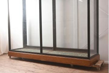 中古　5面ガラス　ウィリアム・モリス　特大サイズ!黒い鉄製フレームと温かみのある木の組み合わせがお洒落なガラスケース(ショーケース、陳列棚、飾り棚)(R-042164)