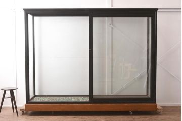 中古　5面ガラス　ウィリアム・モリス　特大サイズ!黒い鉄製フレームと温かみのある木の組み合わせがお洒落なガラスケース(ショーケース、陳列棚、飾り棚)(R-042164)