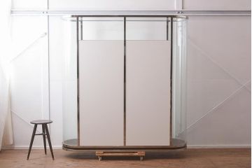 中古　メタルメッキ　スタイリッシュなオーバル型のガラスケース(ショーケース、飾り棚、曲げガラス、Rガラス、陳列棚)(R-042165)