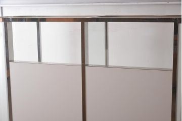 中古　メタルメッキ　スタイリッシュなオーバル型のガラスケース(ショーケース、飾り棚、曲げガラス、Rガラス、陳列棚)(R-042165)