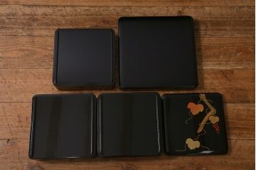 アンティーク雑貨　外箱付き　葡萄文　輪島塗の蒔絵木製三段重(漆器重箱)(R-042181)
