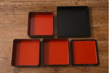 アンティーク雑貨　外箱付き　葡萄文　輪島塗の蒔絵木製三段重(漆器重箱)(R-042181)