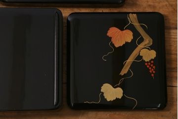 アンティーク雑貨　外箱付き　葡萄文　輪島塗の蒔絵木製三段重(漆器重箱)(R-042181)