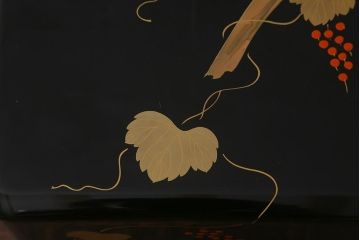 アンティーク雑貨　外箱付き　葡萄文　輪島塗の蒔絵木製三段重(漆器重箱)(R-042181)