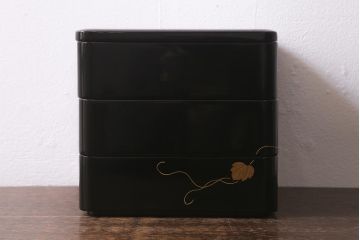 アンティーク雑貨　外箱付き　葡萄文　輪島塗の蒔絵木製三段重(漆器重箱)(R-042181)