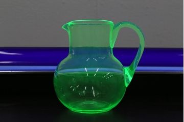 レトロ雑貨　昭和初期　ウランガラス　ピッチャー(水差し、水注、和ガラス)(R-042198)