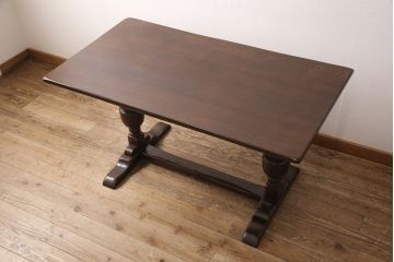 イギリスビンテージ　ニレ材　しなやかな質感のバルボスレッグのダイニングテーブル(カフェテーブル)(R-042206)