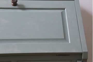 中古　北海道民芸家具　グレイッシュなカラーがおしゃれなペイントライティングビューロー(机、引き出し)(R-042219)