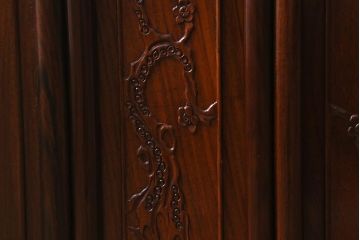 中古　民芸家具　唐木材　梅の彫刻が可憐な雰囲気の飾り棚(戸棚、違い棚、茶棚、収納棚)(R-042223)