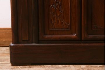 中古　民芸家具　唐木材　梅の彫刻が可憐な雰囲気の飾り棚(戸棚、違い棚、茶棚、収納棚)(R-042223)