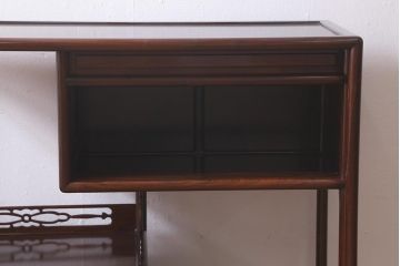 中古　民芸家具　唐木材　梅の彫刻が可憐な雰囲気の飾り棚(戸棚、違い棚、茶棚、収納棚)(R-042223)