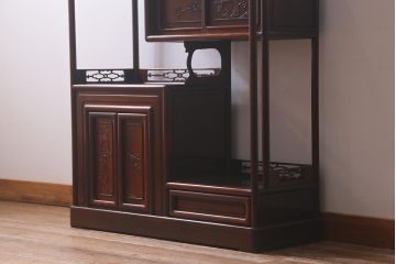中古　民芸家具　唐木材　梅の彫刻が可憐な雰囲気の飾り棚(戸棚、違い棚、茶棚、収納棚)(R-042223)