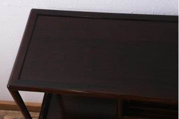 中古　民芸家具　唐木材　梅の彫刻が可憐な雰囲気の飾り棚(戸棚、違い棚、茶棚、収納棚)(R-042223)