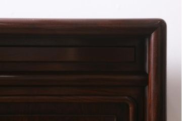 中古　民芸家具　唐木材　梅の彫刻が可憐な雰囲気の飾り棚(戸棚、違い棚、茶棚、収納棚)(R-042223)
