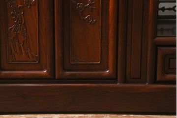 中古　民芸家具　唐木材　梅の彫刻が可憐な雰囲気の飾り棚(戸棚、違い棚、茶棚、収納棚)(R-042223)
