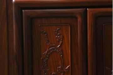 中古　民芸家具　唐木材　梅の彫刻が可憐な雰囲気の飾り棚(戸棚、違い棚、茶棚、収納棚)(R-042223)