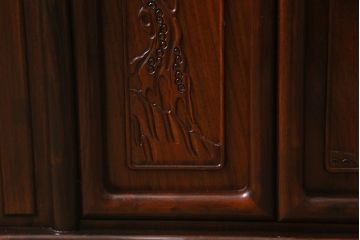 中古　民芸家具　唐木材　梅の彫刻が可憐な雰囲気の飾り棚(戸棚、違い棚、茶棚、収納棚)(R-042223)