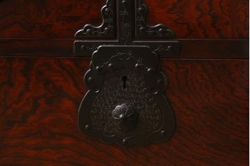 中古　熊野洞　からくり付き　荘厳な佇まいの手許箪笥(仙台箪笥)(定価約60万円)(R-042224)