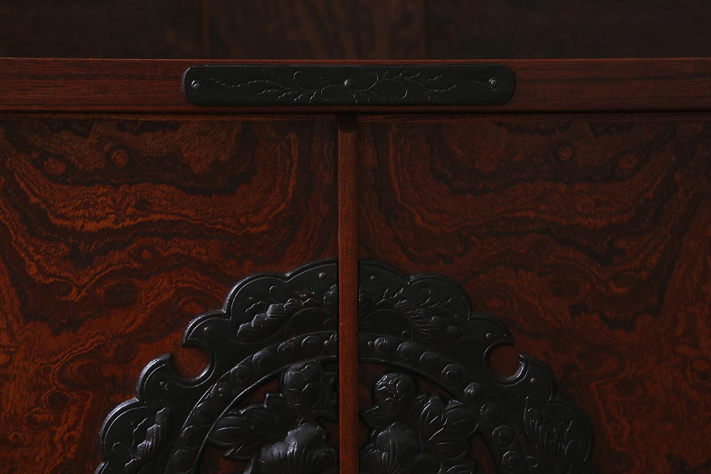 中古　伝統民芸　岩谷堂箪笥　重厚な和の雰囲気漂う飾り棚付きサイドボード(収納箪笥)(R-042225)