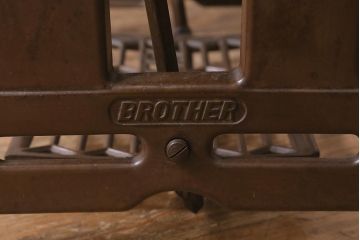 ブラザー社(BROTHER)　天板ヒノキ材　リメイク　シャビーな雰囲気のおしゃれなミシンテーブル(サイドテーブル、カフェテーブル、ミシン台)(R-042226)