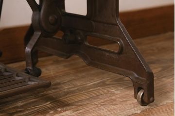 ブラザー社(BROTHER)　天板ヒノキ材　リメイク　シャビーな雰囲気のおしゃれなミシンテーブル(サイドテーブル、カフェテーブル、ミシン台)(R-042226)