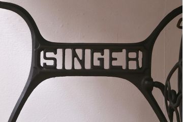 シンガー社(SINGER)　ヒノキ材　リメイク　お洒落なインテリアにおすすめなミシンテーブル(シンガーミシン、サイドテーブル、カフェテーブル、ミシン台)(R-042227)